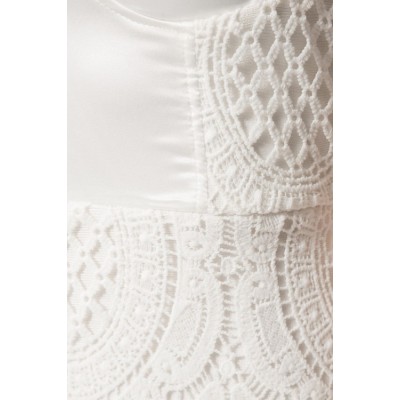 Robe blanche en dentelle de bandage 'Aisha'